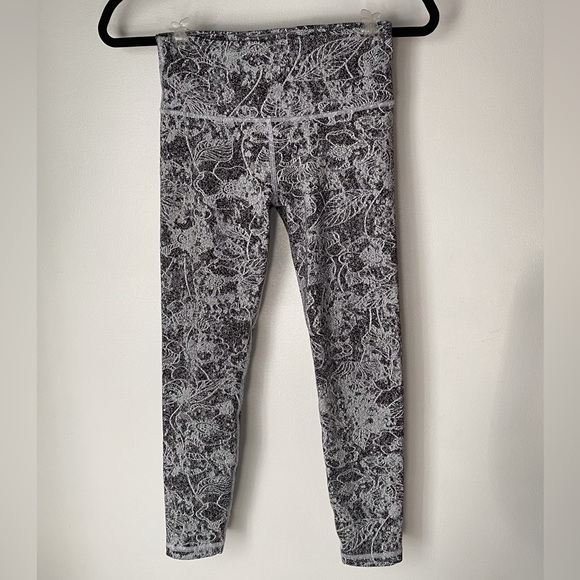 Athleta Pants - Women’s Athleta Elation Graffiti Black and White Patterned Leggings (size XS P)